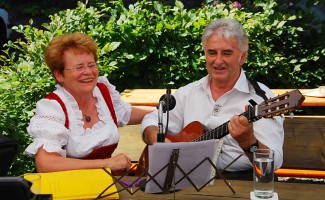 Volksmusiknachmittag im Biergarten des Hotels Bergfried